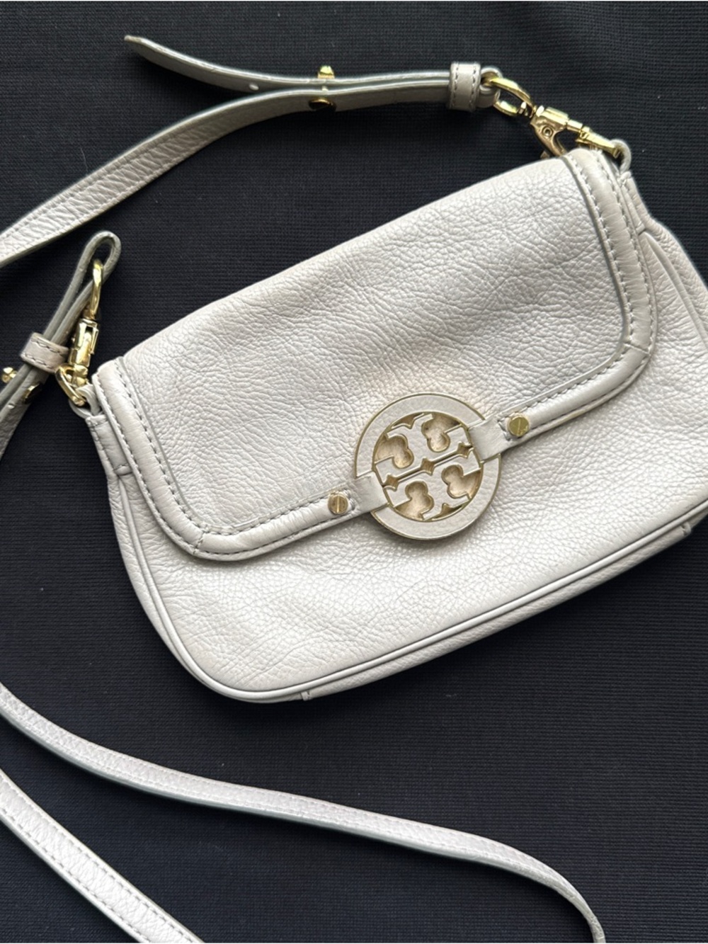 Tory Burch Amanda Crossbody bag in grey pebbled leather